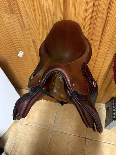 Selle MEYER semi plate taille 17 en parfait état 