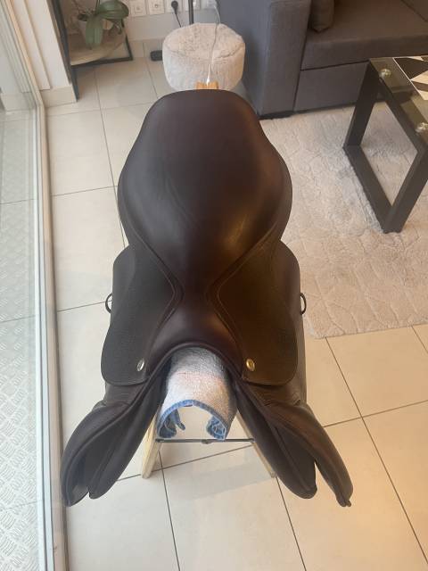 Selle cwd 2018 mod&egrave;le SE01 si&egrave;ge plat taille 17,5