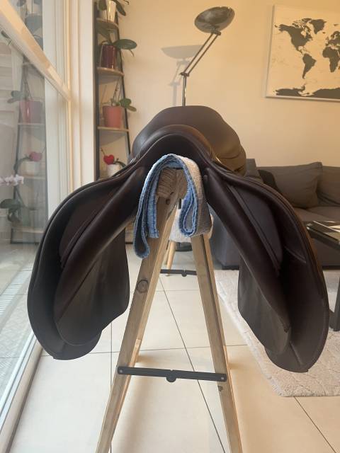 Selle cwd 2018 mod&egrave;le SE01 si&egrave;ge plat taille 17,5