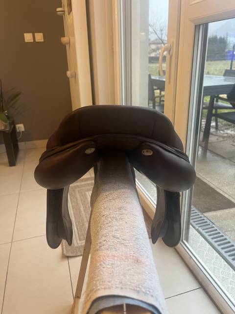 Selle cwd 2018 mod&egrave;le SE01 si&egrave;ge plat taille 17,5