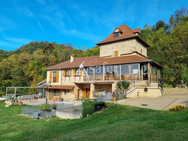 Propriété sur 4 ha en bordure du Lot, proche Figeac