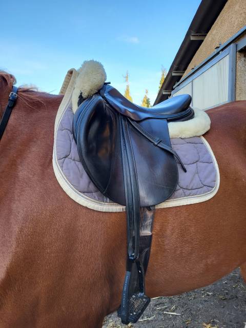 Selle Devoucoux en bon &eacute;tat 17,5