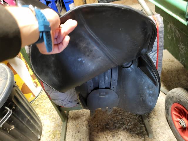 Selle Devoucoux en bon &eacute;tat 17,5