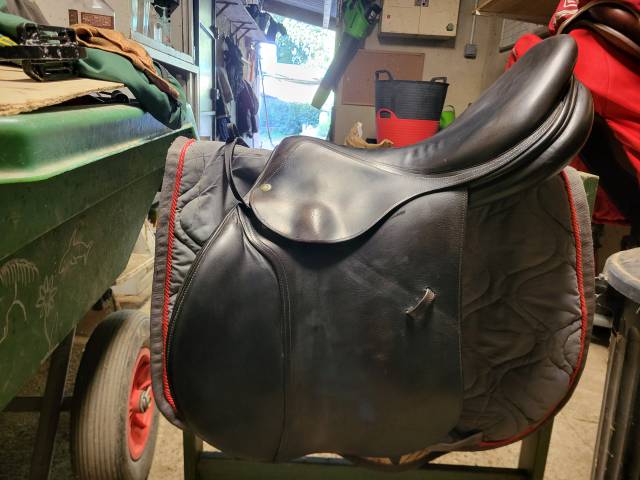 Selle Devoucoux en bon &eacute;tat 17,5