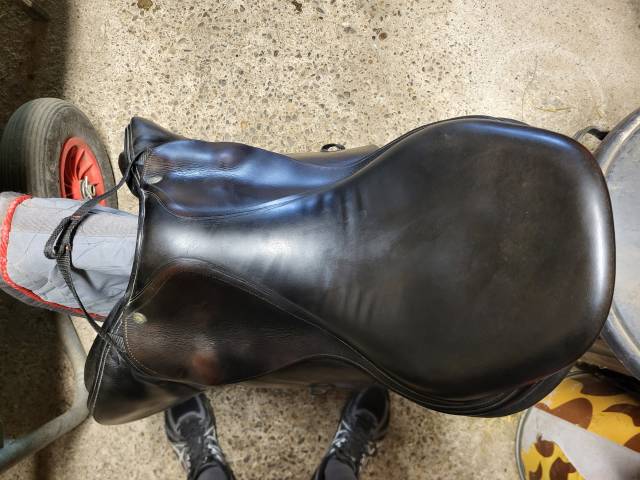 Selle Devoucoux en bon &eacute;tat 17,5