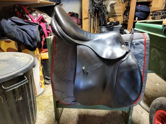 Selle Devoucoux en bon &eacute;tat 17,5