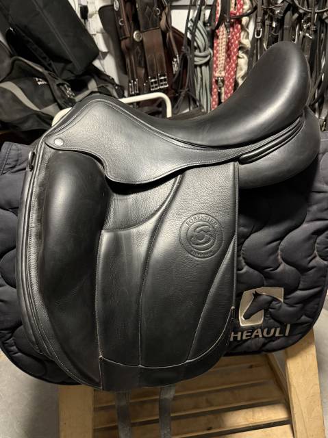 &Agrave; vendre selle de dressage Forestier