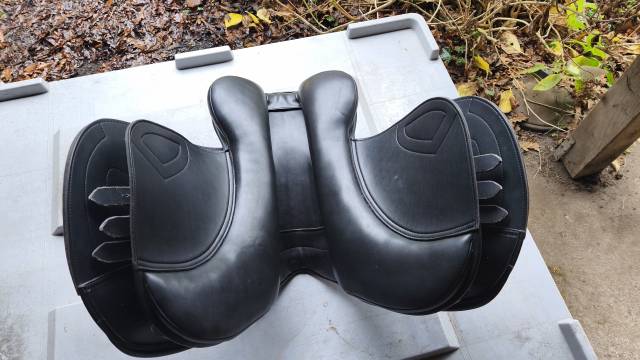 Selle Premier Equine Sautiller 17"