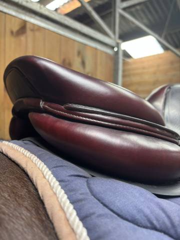 Vends selle mixte 2019 CWD 17,5 avec housse et &eacute;trivi&egrave;r