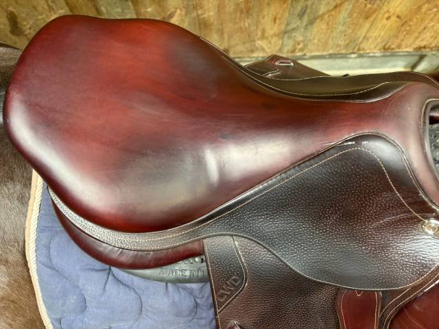 Vends selle mixte 2019 CWD 17,5 avec housse et &eacute;trivi&egrave;r