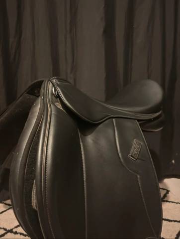 Selle d&rsquo;&eacute;quitation + &eacute;trivi&egrave;res