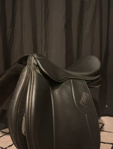 Selle d&rsquo;&eacute;quitation + &eacute;trivi&egrave;res