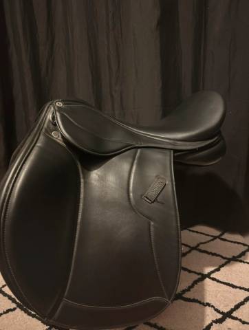 Selle d&rsquo;&eacute;quitation + &eacute;trivi&egrave;res