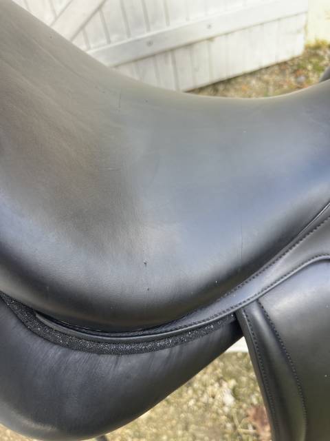 Selle Aulion taille 17 noire 