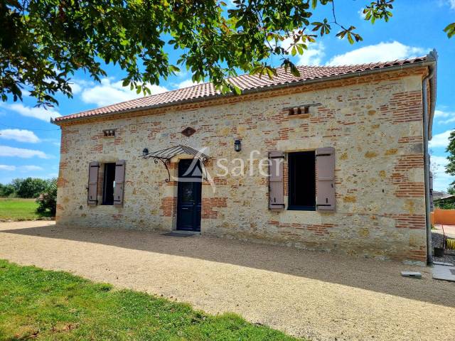 Proche de Valence joli corps de ferme en pierre r&eacute;nov&eacute; sur 17