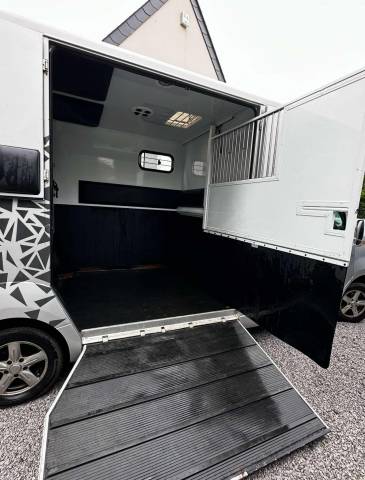 Camion chevaux &agrave; vendre &ndash; cabine 5 places 