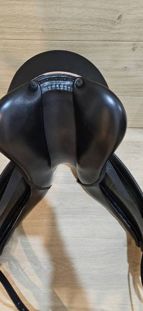 Superbe Selle de dressage Aulion 16.5
