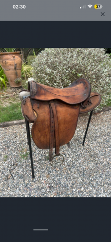 Selle en cuir cheval de cavalerie militaire guerre arm&eacute;