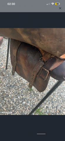 Selle en cuir cheval de cavalerie militaire guerre arm&eacute;