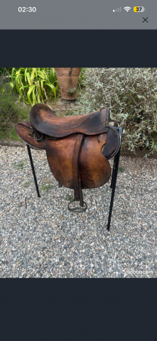 Selle en cuir cheval de cavalerie militaire guerre arm&eacute;