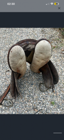 Selle en cuir cheval de cavalerie militaire guerre arm&eacute;