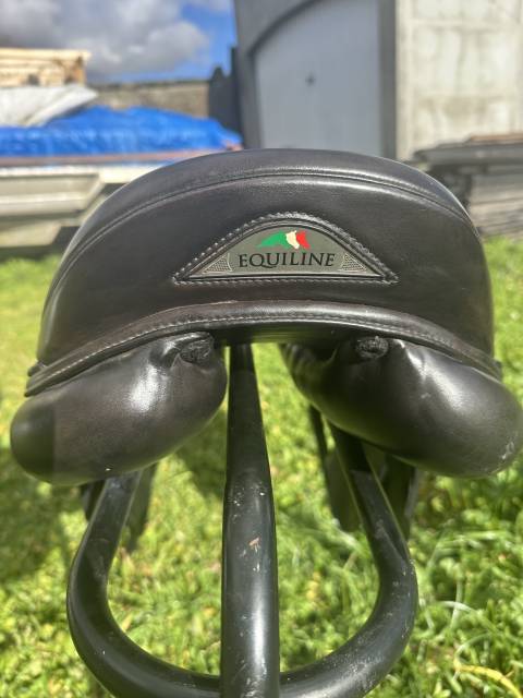 Selle Equiline noir 17 pouces, semi-creux (convient tr&egrave;