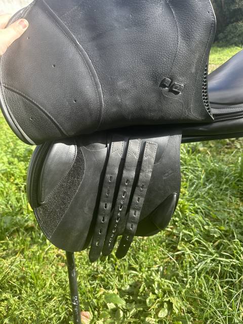 Selle Equiline noir 17 pouces, semi-creux (convient tr&egrave;