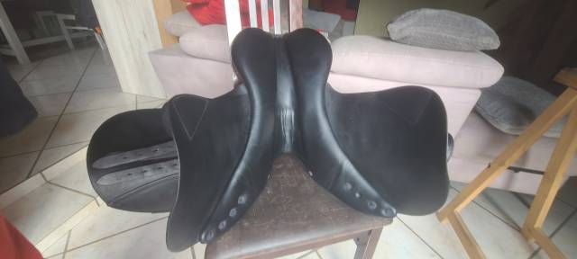 B.Delgrange Ath&eacute;na 17,5" noire + Couvre-selle d'origine