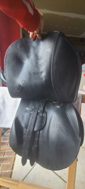 B.Delgrange Ath&eacute;na 17,5" noire + Couvre-selle d'origine