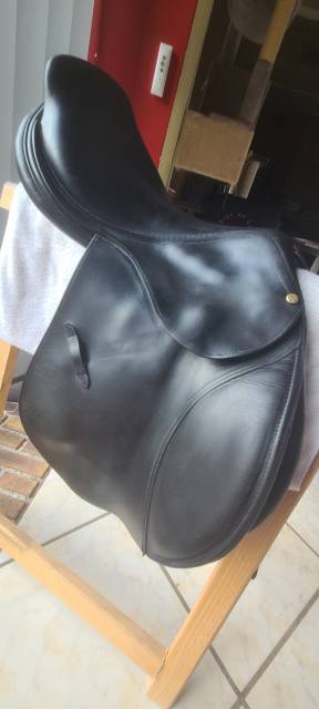 B.Delgrange Ath&eacute;na 17,5" noire + Couvre-selle d'origine