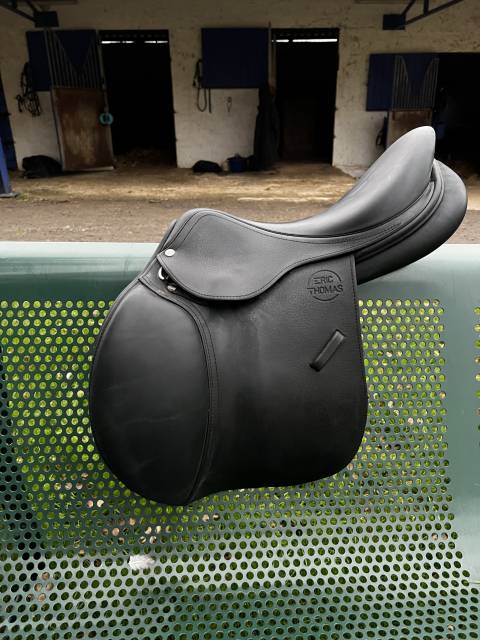 Selle noire &Eacute;ric Thomas mod&egrave;le &Eacute;lite taille 17,5 
