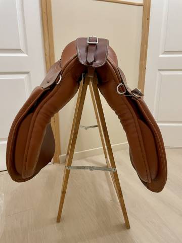 Selle Norton en cuir 17,5