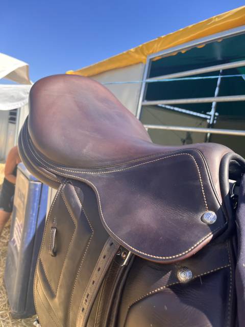 Selle Renaissance 17 pouces F2 semi creux 