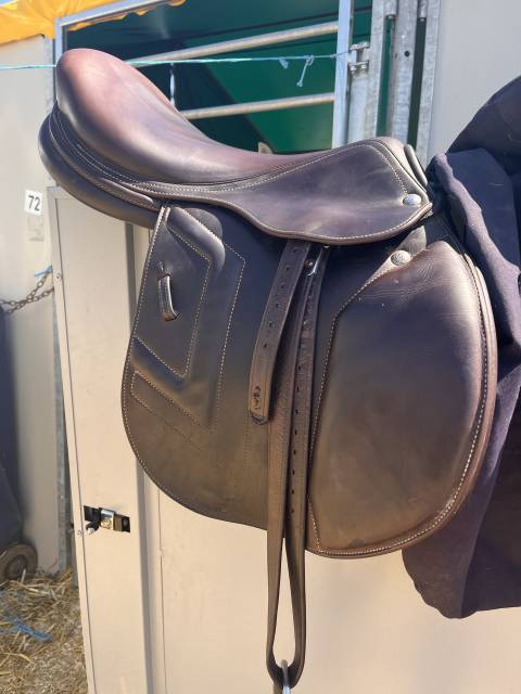 Selle Renaissance 17 pouces F2 semi creux 