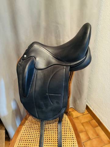 Selle Arion Dressage taille 17&rdquo; full cuir SWAROVSKI 