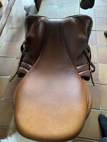 Selle Butet ancienne g&eacute;n&eacute;ration - 17,5 - Tr&egrave;s bon &eacute;tat