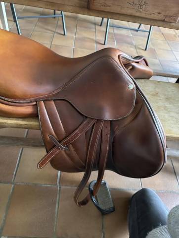 Selle Butet ancienne g&eacute;n&eacute;ration - 17,5 - Tr&egrave;s bon &eacute;tat