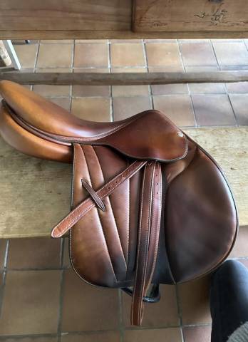Selle Butet ancienne g&eacute;n&eacute;ration - 17,5 - Tr&egrave;s bon &eacute;tat