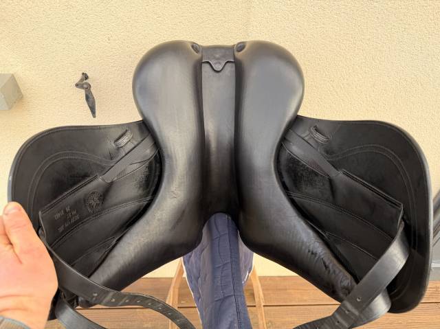 ? &Agrave; VENDRE &ndash; Selle de dressage CWD SE37 ?