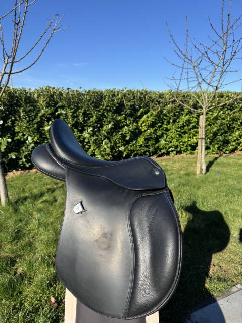 Selle Bates   taille 16,5 noire