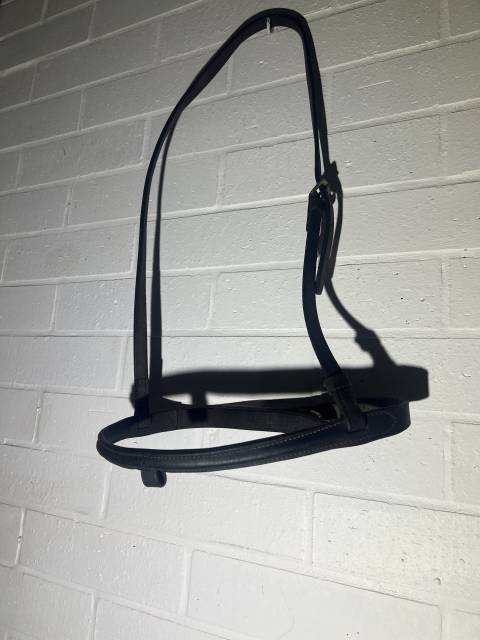 Muserole cuir taille cheval noir Simple mais anneaux 