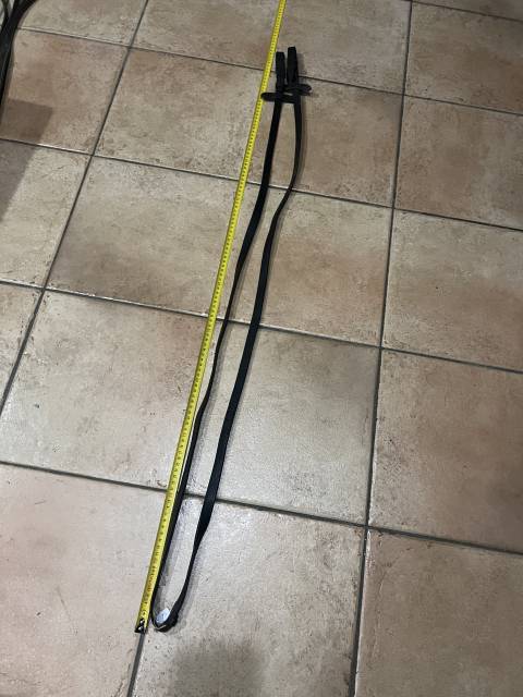 R&ecirc;nes Cuir noir lisse  Taille  environ 120 cm 