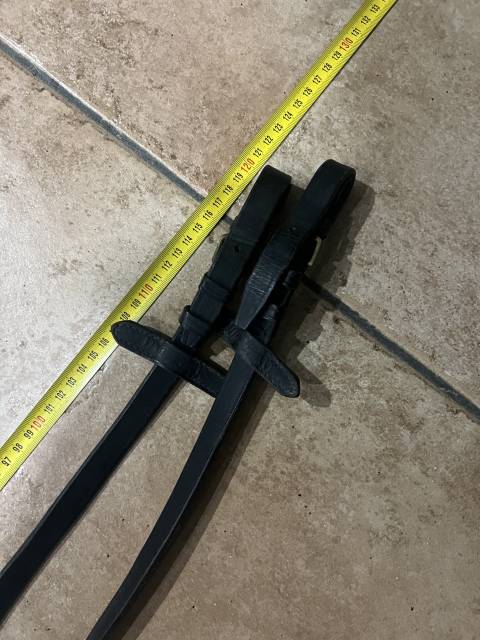 R&ecirc;nes Cuir noir lisse  Taille  environ 120 cm 