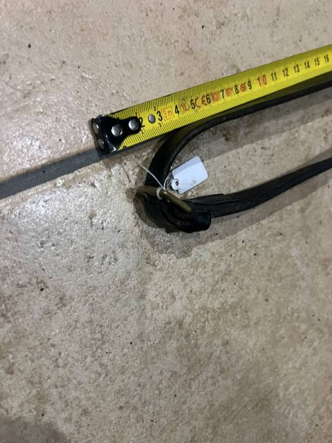 R&ecirc;nes Cuir noir lisse  Taille  environ 120 cm 