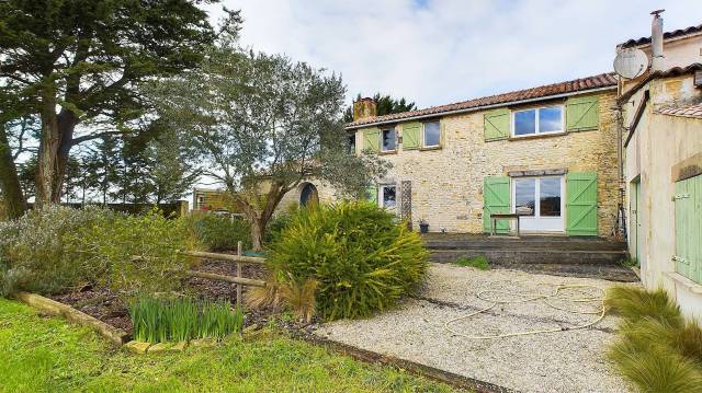 Propri&eacute;t&eacute; &eacute;questre CHARRON (17) sur 1,3 ha