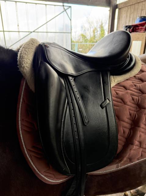 Selle &Eacute;ric Thomas dressage taille 17 