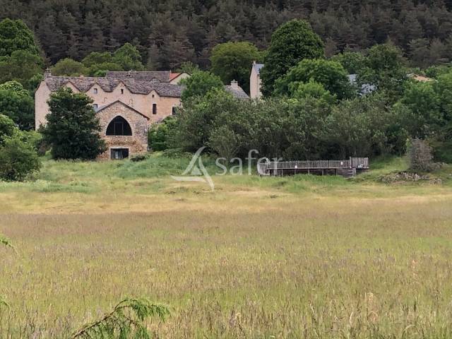 Propri&eacute;t&eacute; en pierre sur 5 hectares proximit&eacute; Aveyron