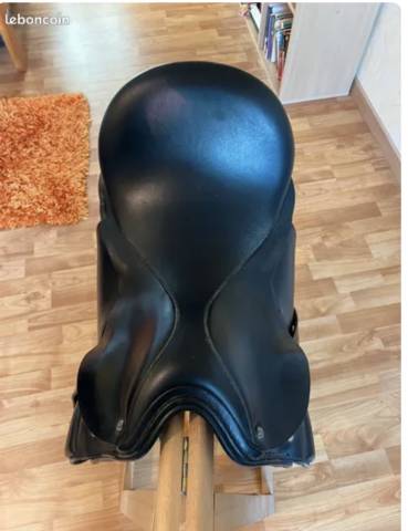 &Agrave; vendre selle de dressage 