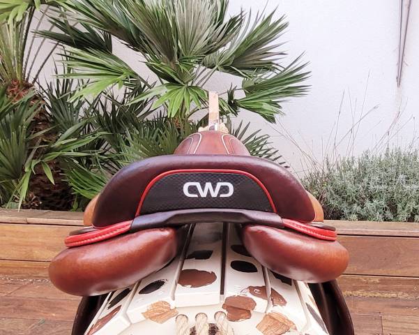 Magnifique selle CWD 2GS mademoiselle 17"5  TB &eacute;tat