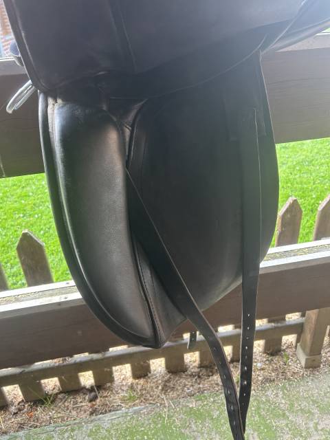 Selle de dressage wide 17,5 pouces